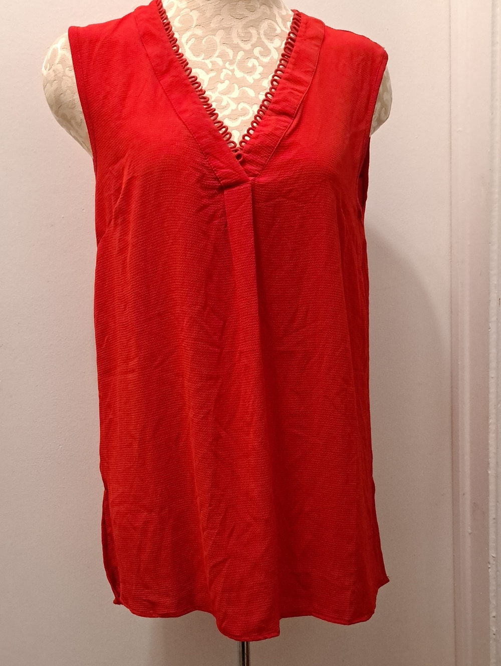 Red Sleeveless V-Neck Tank Top - Lightweight Women's Shell